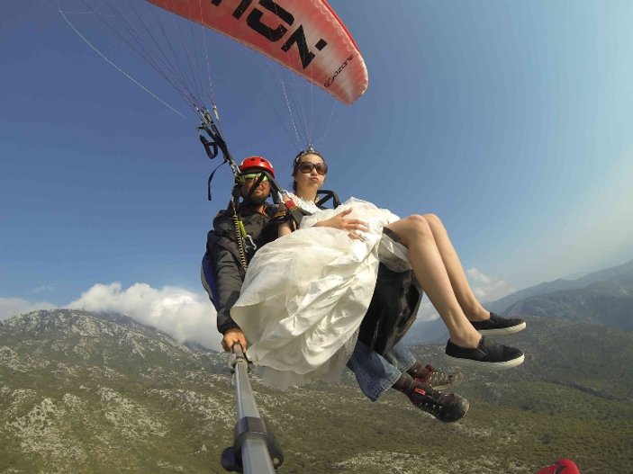 Çinli çift düğünden önce yamaç paraşütü yaptı