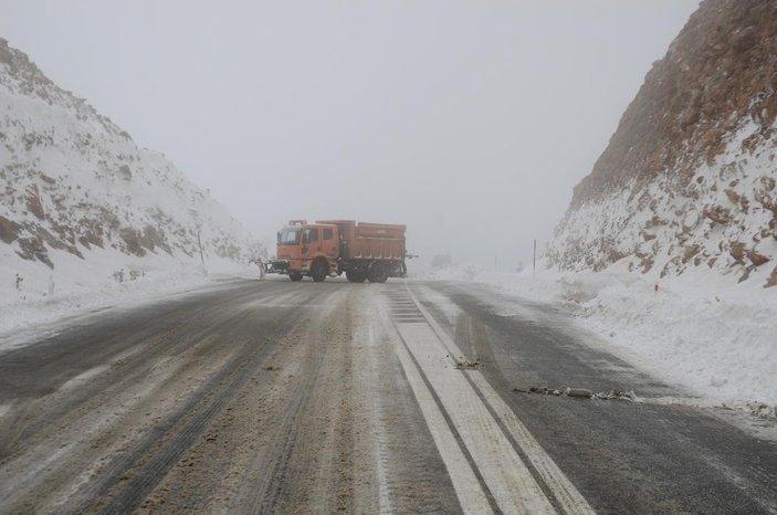 Antalya - Konya yolu kar nedeniyle kapandı