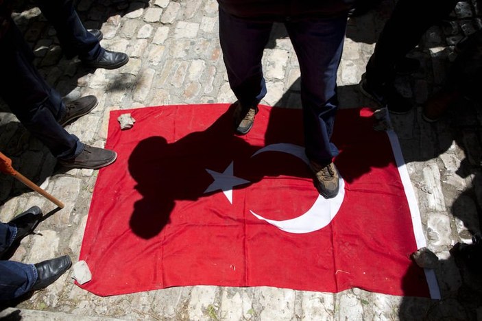 Ermeniler Kudüs'te Türk bayrağını yaktı