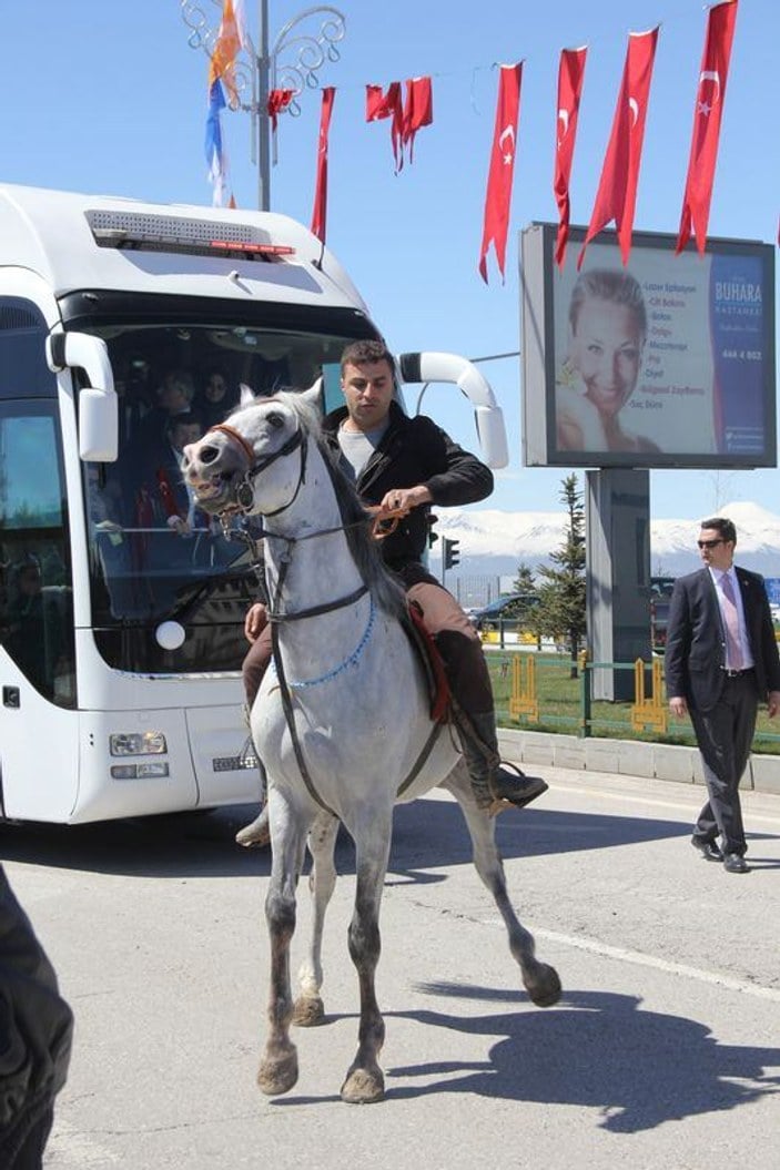 Davutoğlu Erzurum'da atlarla karşılandı