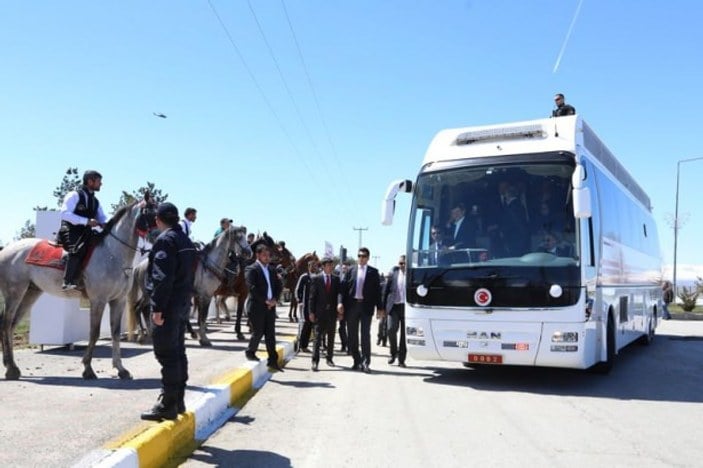 Davutoğlu Erzurum'da atlarla karşılandı