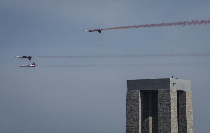 Türk Yıldızları Çanakkale'de burgu hareketi yaptı