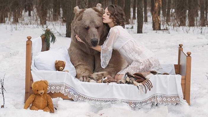 Rus modeller ayılarla poz verdi