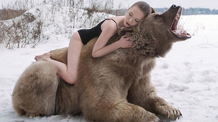 Rus modeller ayılarla poz verdi