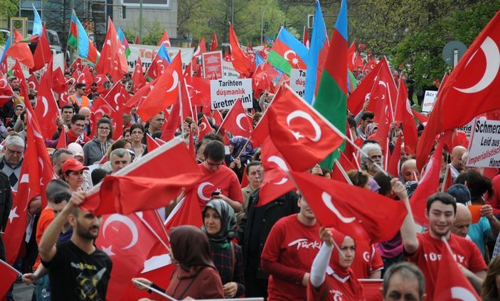 Almanya'da binlerce Türk sözde Ermeni soykırımı için yürüdü