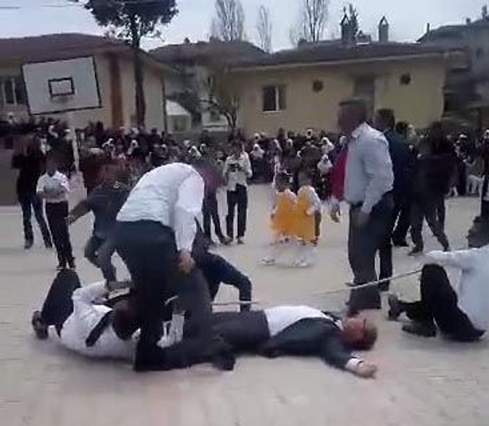 Kütahya'da halat çekme yarışmasında öğretmenler yere düştü