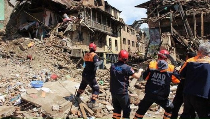 Nepal'deki Türk ekibi enkazdan bir kişiyi sağ çıkardı