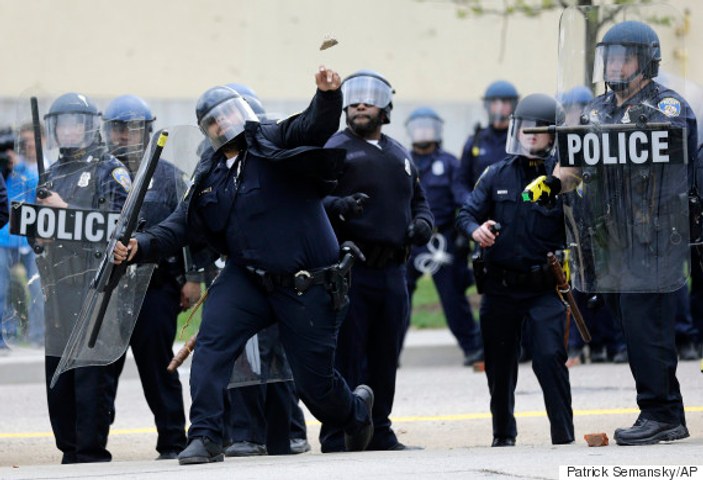 Baltimore'da eylemcilere taş atan polis