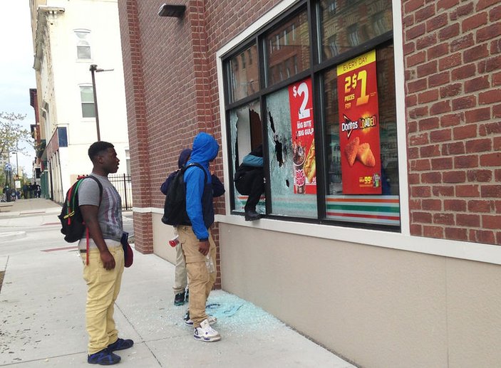 Baltimore'da marketler yağmalandı