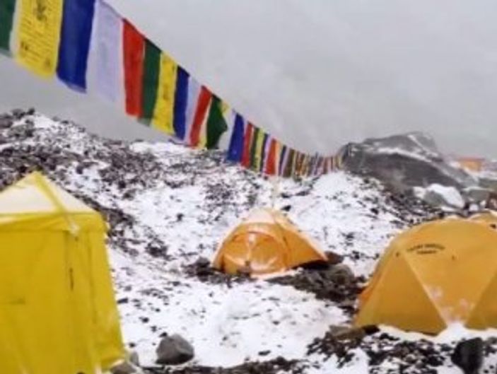 Nepal'de deprem sonrası yine çığ düştü