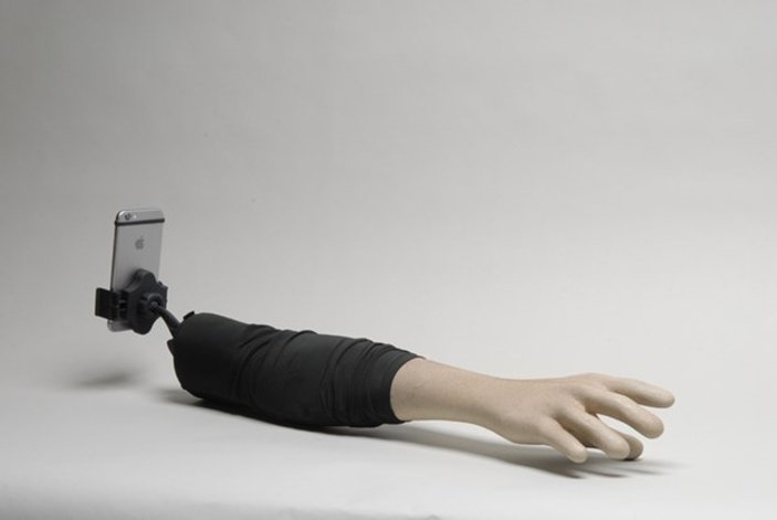 Selfie için protez kol üretildi