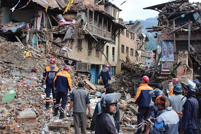 Nepal polisinden depremzedeye: Türklere gidin