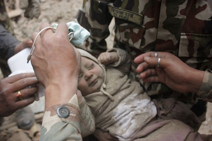 Nepal'deki deprem enkazından bir bebek sağ çıkarıldı