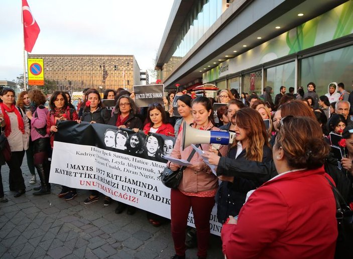 Sendika üyeleri Kazancı Yokuşu'na karanfil bıraktı