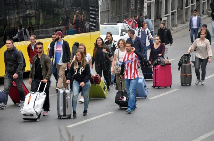 Taksim'de valizini alan turistler bölgeden uzaklaştı