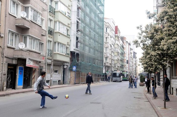 Şişli'de kapatılan caddede futbol oynandı