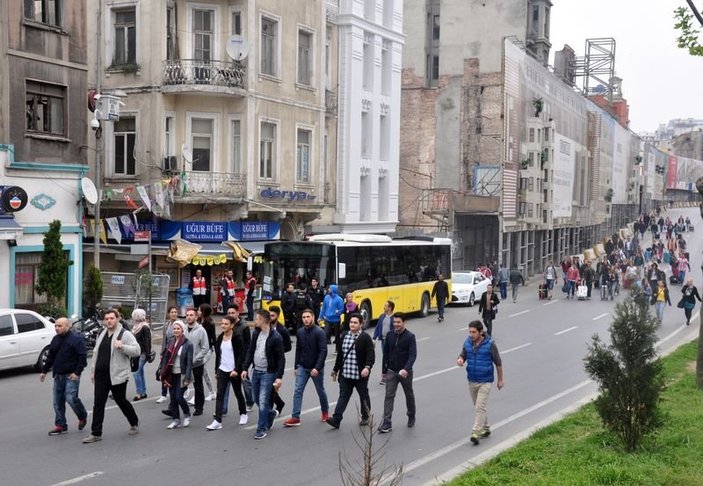 Taksim'de valizini alan turistler bölgeden uzaklaştı