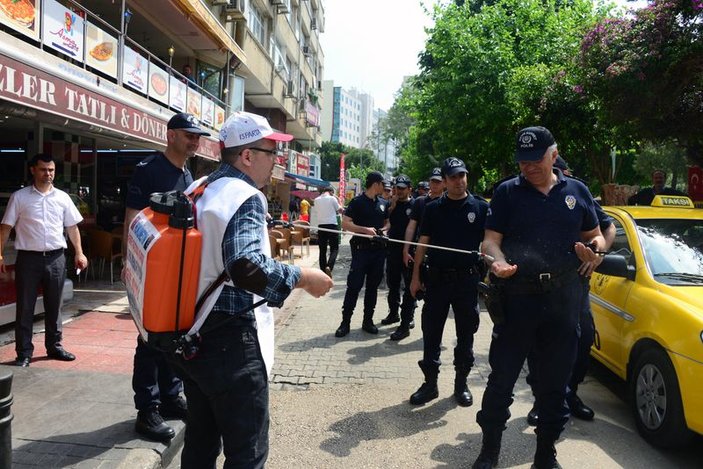Adana'da bir kişi polislere gül suyu sıktı
