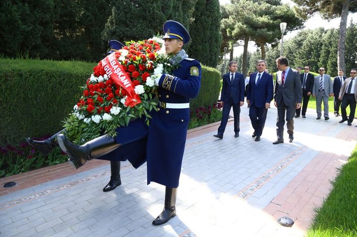 Abdullah Gül'den Haydar Aliyev'in mezarına ziyaret