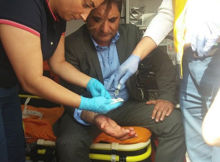 CHP'li vekil Aykut Erdoğdu polis aracını yumrukladı