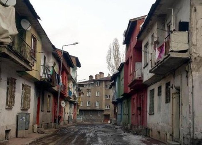 Erzurumlu iç mimar doğduğu sokağı rengarenk yaptı