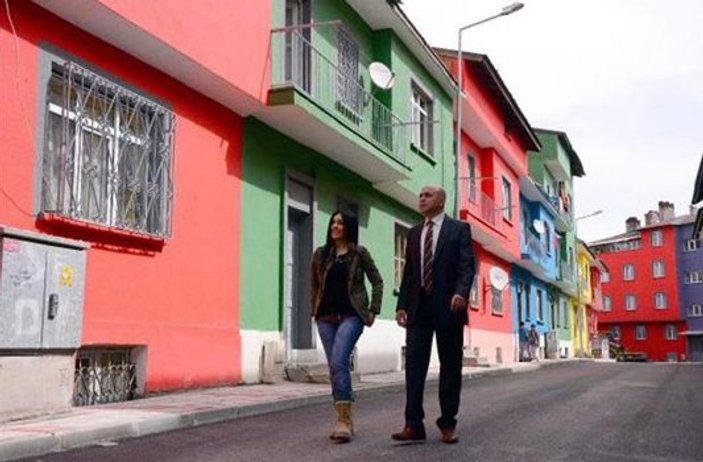 Erzurumlu iç mimar doğduğu sokağı rengarenk yaptı