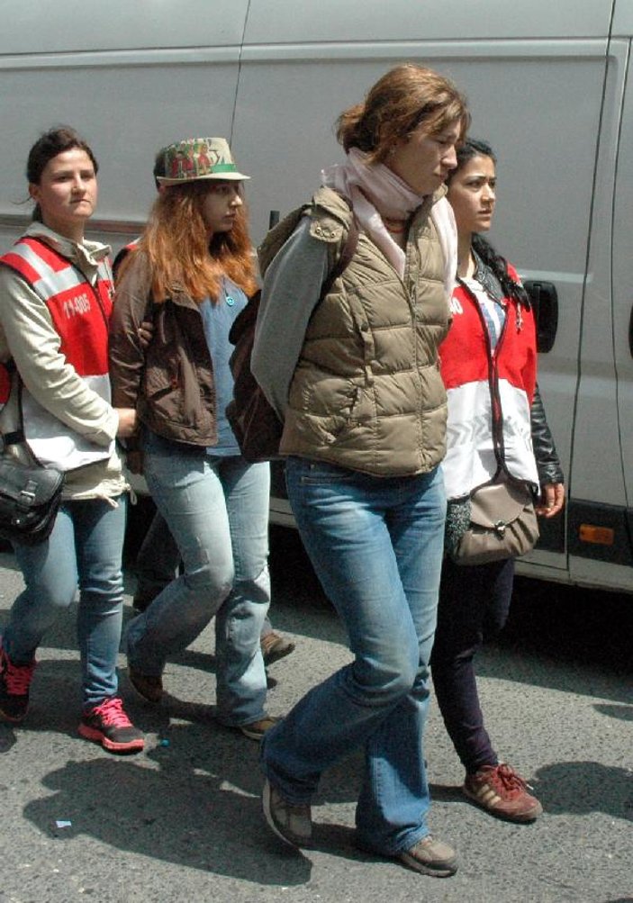 Taksim'e gitmek isteyenlerin çantasından molotof çıktı