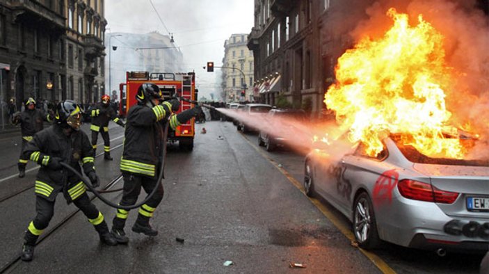 Milano'da lüks araçları yaktılar
