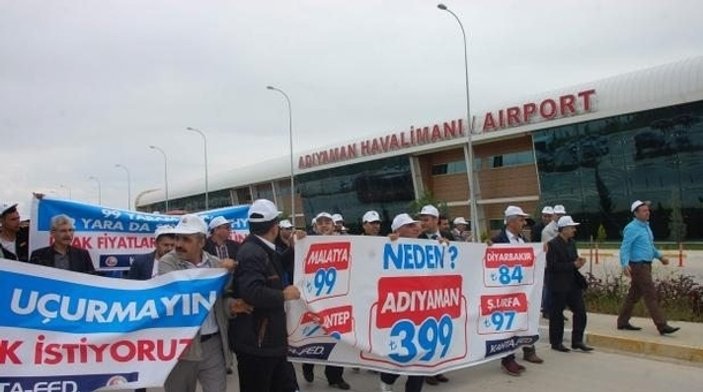 Adıyaman havaalanında pahalı uçak bileti protestosu