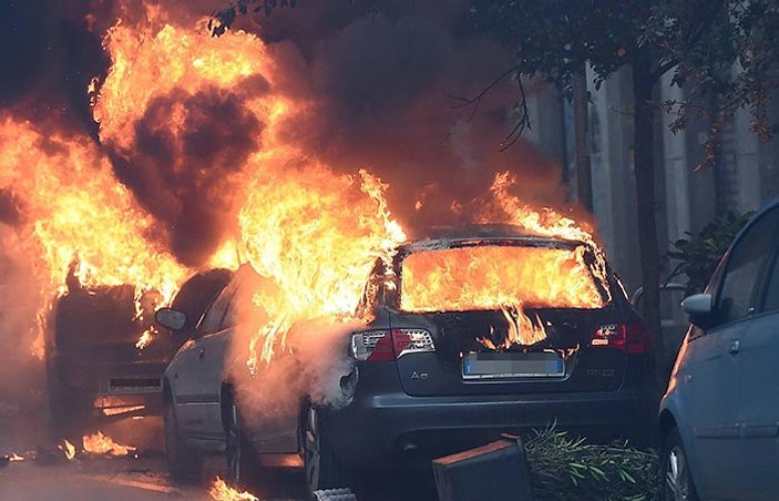 Milano'da lüks araçları yaktılar