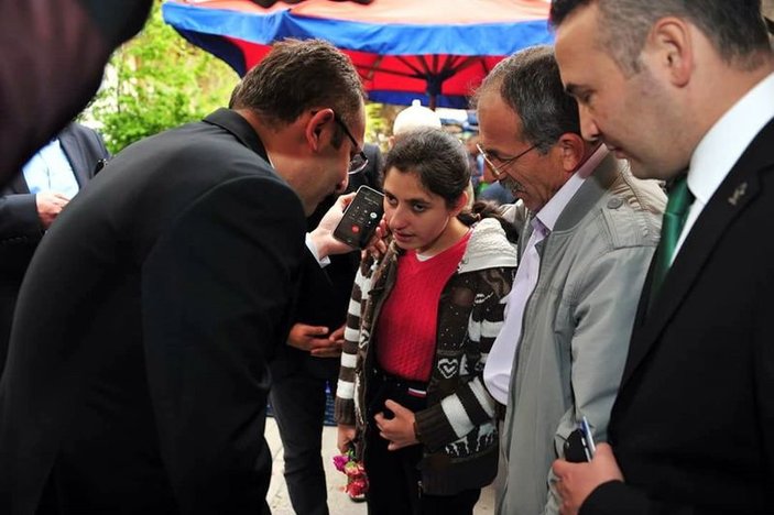 AK Partili aday engelli kızın isteğini yerine getirdi