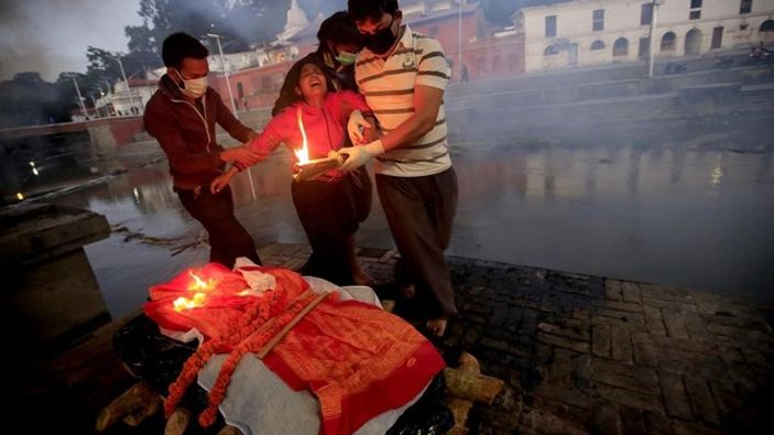 Nepal'de ölü sayısı 7 bine yükseldi