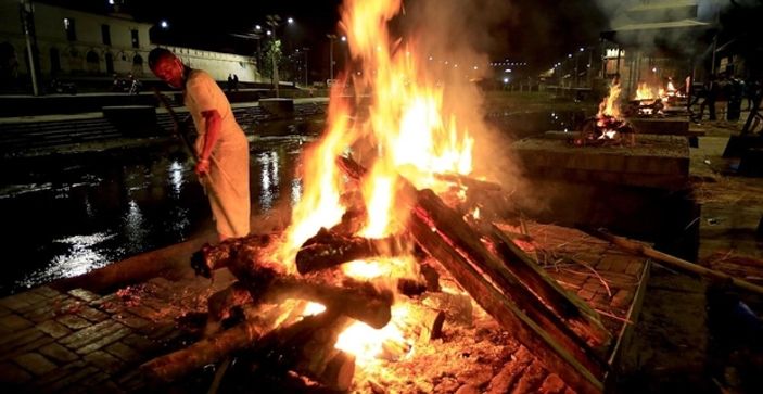 Nepal'de ölü sayısı 7 bine yükseldi