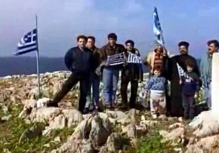 Kardak'a bayrak diken Yunan bakan internette iş arıyor