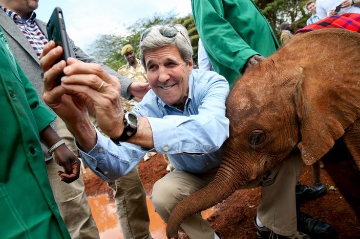 John Kerry yavru fille selfie çekti
