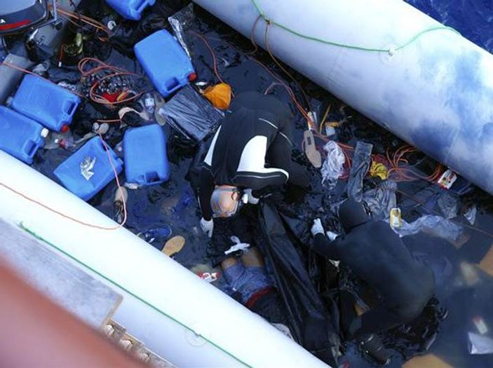 Akdeniz'de göçmenler hayatta kalmak için birbirini ezdi