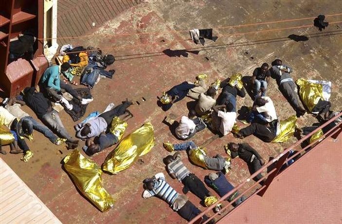 Akdeniz'de göçmenler hayatta kalmak için birbirini ezdi