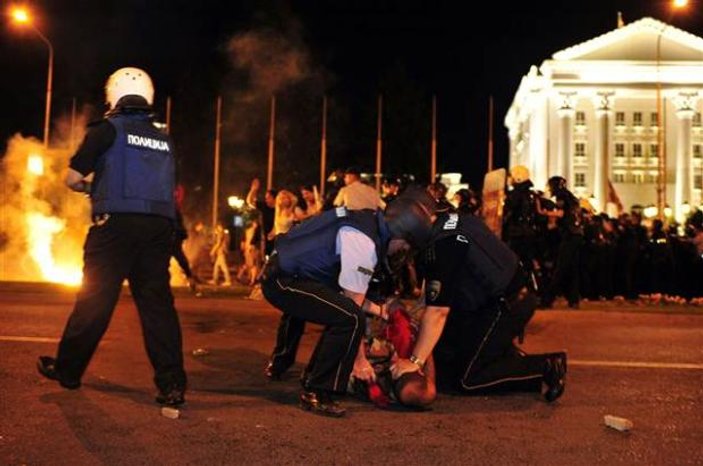 Makedonya'da hükümet protesto edildi