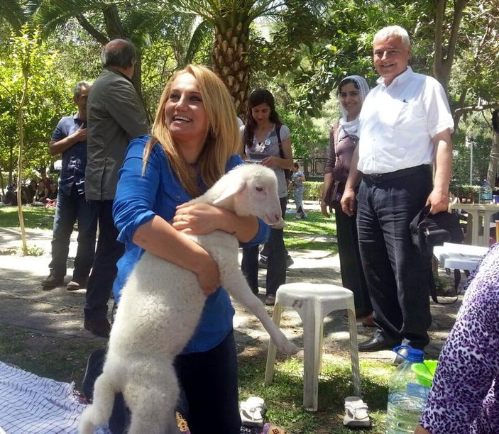 Pınar Aydınlar İzmir'de Hıdırellez kutlamalarına katıldı