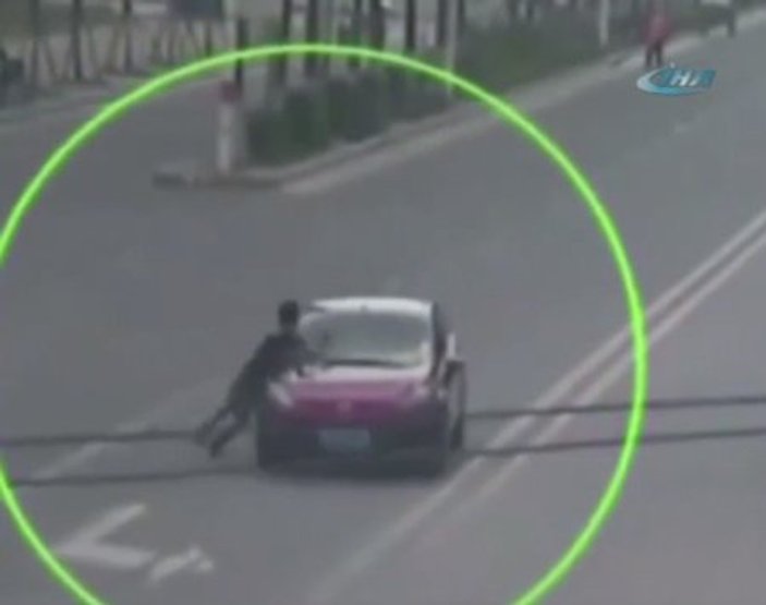 Çinli adam lüks araçlar çarpsın diye yol ortasına oturdu