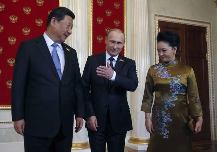 Putin Çin'in First Lady'si ile Rusya'da mesafeyi korudu