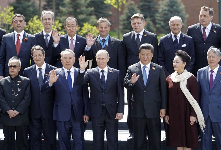 Putin Çin'in First Lady'si ile Rusya'da mesafeyi korudu