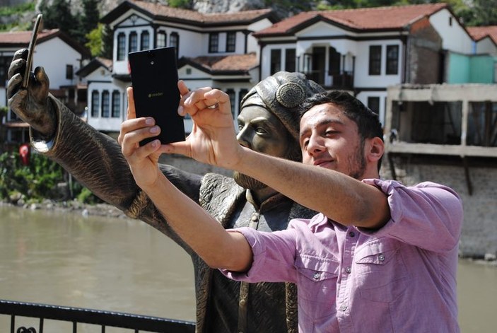 Amasya'da selfie çeken şehzade heykeli