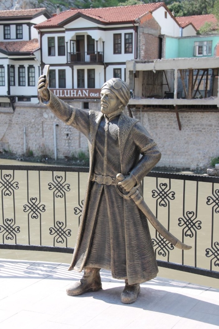 Amasya'da selfie çeken şehzade heykeli