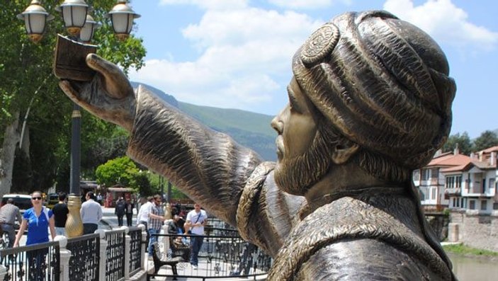 Amasya'daki selfie çeken heykelin telefonunu kırdılar