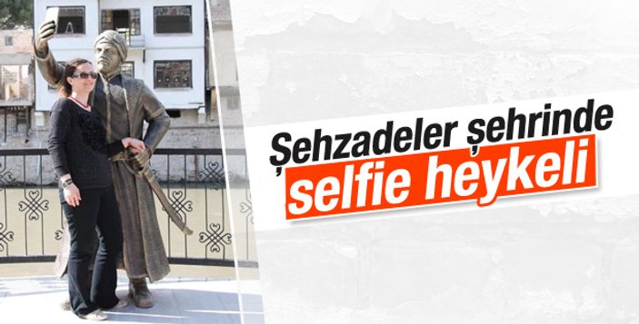 Amasya'daki selfie çeken heykelin telefonunu kırdılar