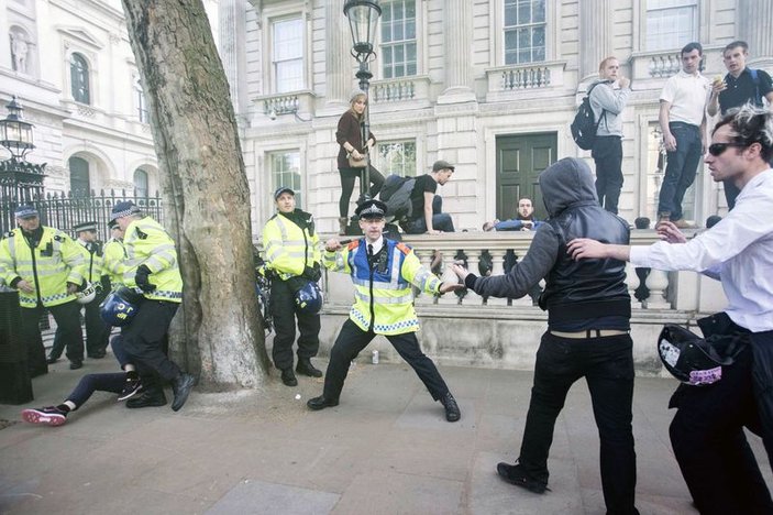 İngiltere polisi seçimi protesto edenlere müdahale etti