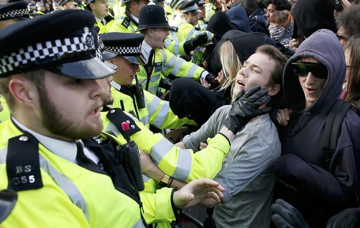 İngiltere polisi seçimi protesto edenlere müdahale etti