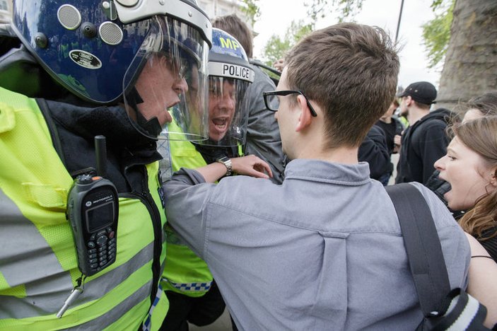 İngiltere polisi seçimi protesto edenlere müdahale etti