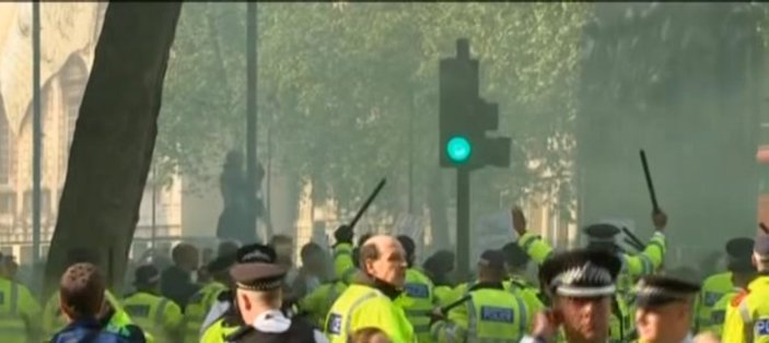 İngiltere polisi seçimi protesto edenlere müdahale etti